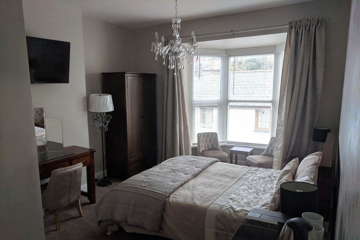 Premium bedding, individually decorated, individually furnished, desk