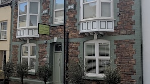A Victorian-style building with a sign indicating it is a bed and breakfast named 'Lion House' dating back to 1890. - Lion House Bed and Breakfast (Ilfracombe)