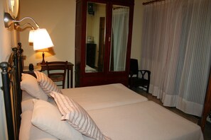 Desk, cots/infant beds, bed sheets