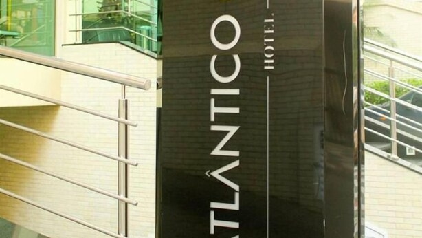 A black and yellow sign for the Atlantic Golden Hotel. - Atlântico Golden Apart Hotel (Santos)
