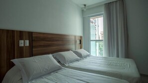 Triple Room, Balcony | Minibar, desk, free WiFi, bed sheets - Atlântico Golden Apart Hotel (Santos)