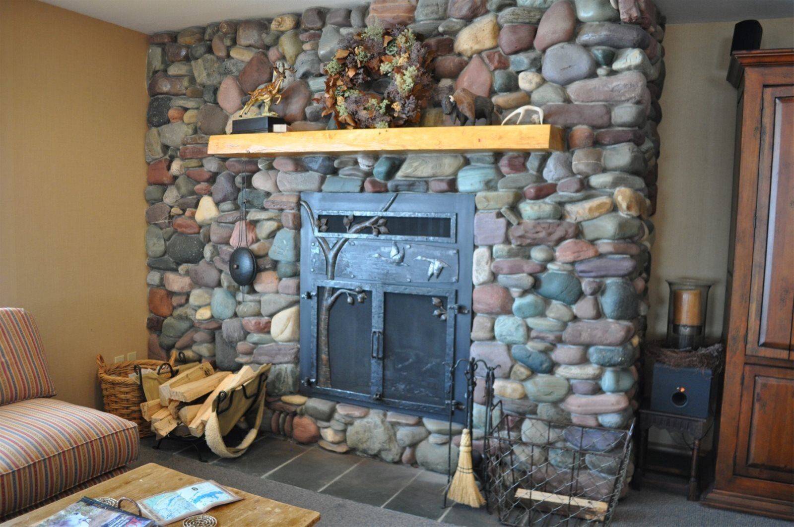 Condo (MH137) | Phòng khách | TV màn hình phẳng 49-inch có truyền hình cáp, TV, lò sưởi 