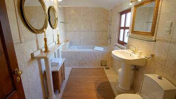 Villa | Badezimmer | Komfortbadewanne, kostenlose Toilettenartikel, Haartrockner, Handtücher