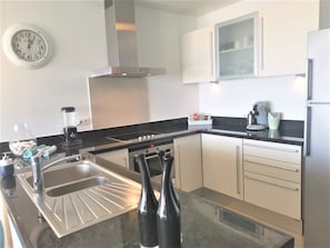 Fridge, microwave, oven, stovetop - Blue Bay Ocean View Apartment (Sint-Michiel)
