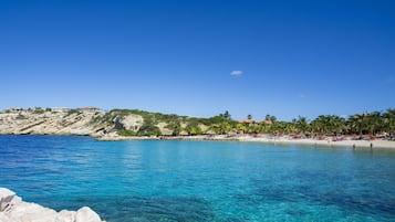 Beach nearby, sun-loungers, beach towels