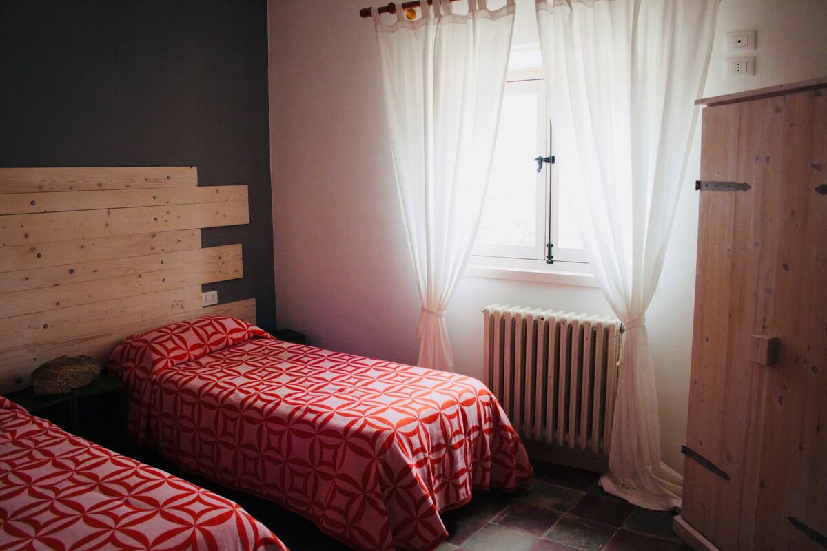 Habitación con 1 cama doble o 2 individuales, baño compartido, vistas al jardín | Decoración individual, mobiliario individual, wifi gratis y ropa de cama