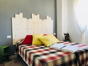 Habitación con 1 cama doble o 2 individuales, baño compartido, vistas parciales al mar | Decoración individual, mobiliario individual, wifi gratis y ropa de cama