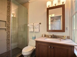 House, Multiple Beds (Carly`s Retreat) | Bathroom