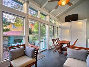 House, Multiple Beds (Carly`s Retreat) | Living room