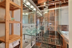 Apartment, Mehrere Betten (Broughton Corner Loft) | Badezimmer | Handtücher