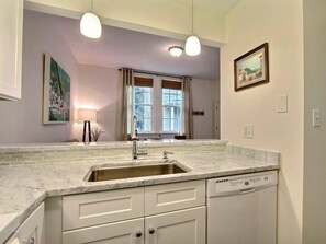 House | Private kitchen | Fridge, microwave, stovetop, dishwasher - Fountain View Cottage (Savannah)
