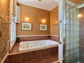 House, 1 King Bed (Bird Baldwin Forsyth Suite) | Bathroom | Towels
