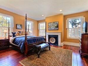 House, 1 King Bed (Bird Baldwin Forsyth Suite)