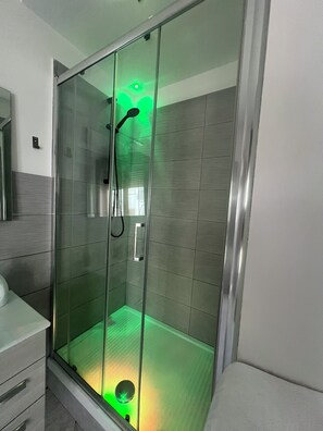 Deluxe-Zimmer | Badezimmer | Dusche, Regendusche, kostenlose Toilettenartikel, Haartrockner