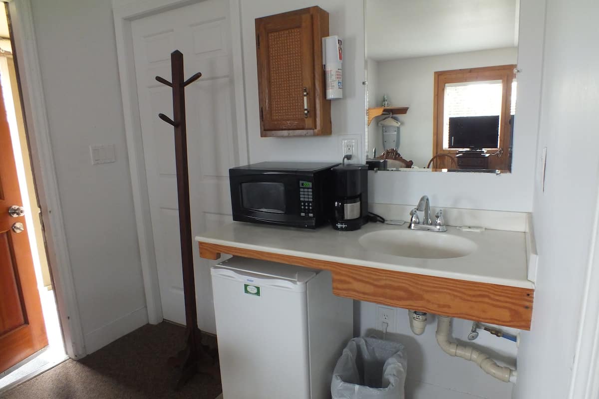 standard suite, 1 queen bed, non smoking | coffee and/or coffee maker