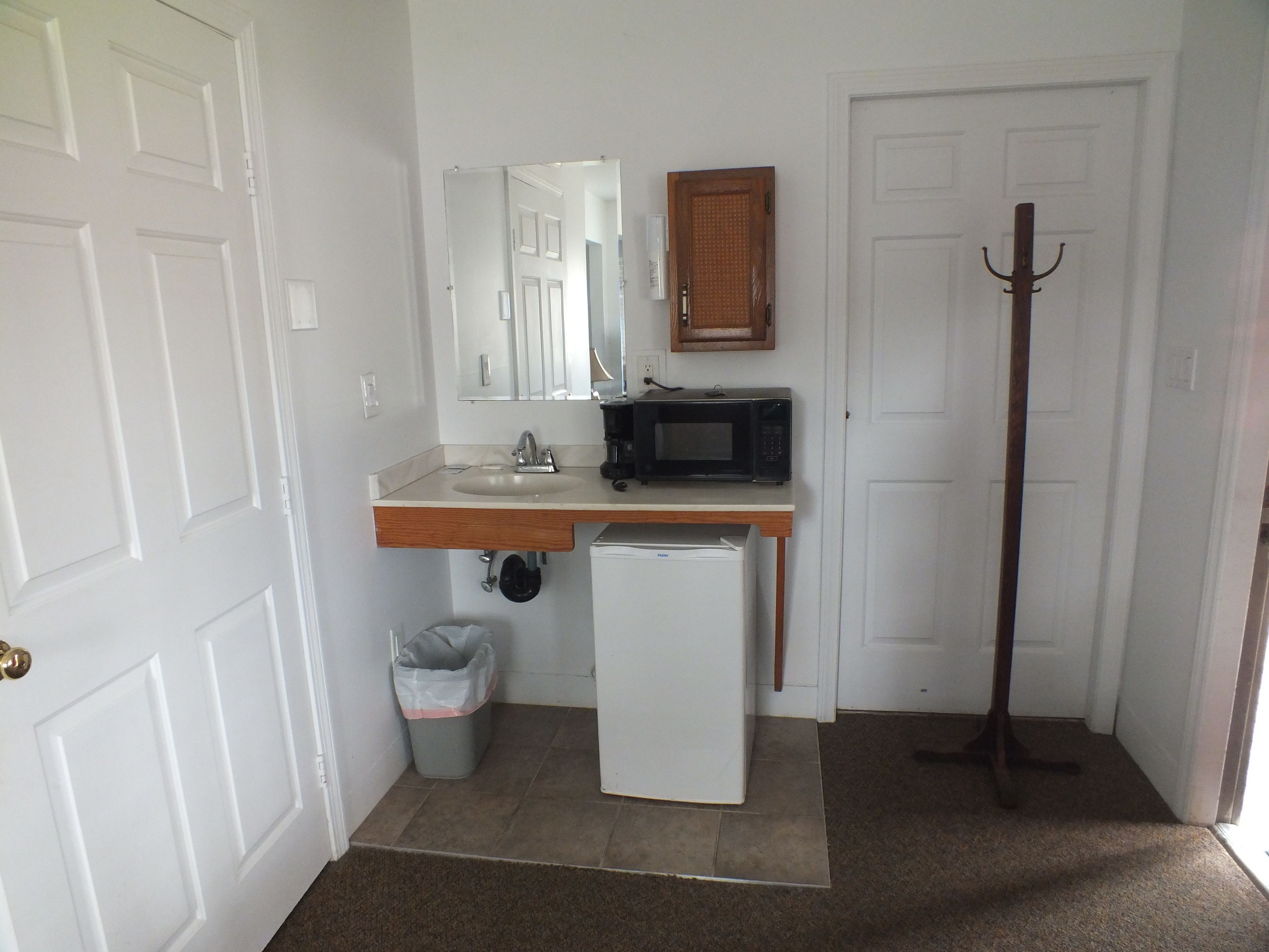 comfort apartment, 1 king bed, non smoking | coffee and/or coffee maker