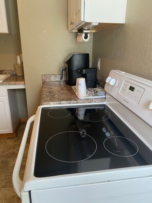 Executive Double Room Single Use | Private kitchen | Fridge, microwave, coffee/tea maker - Scarborough Inn (Manteo)