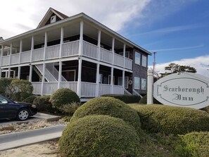 Vista frontal de la propiedad