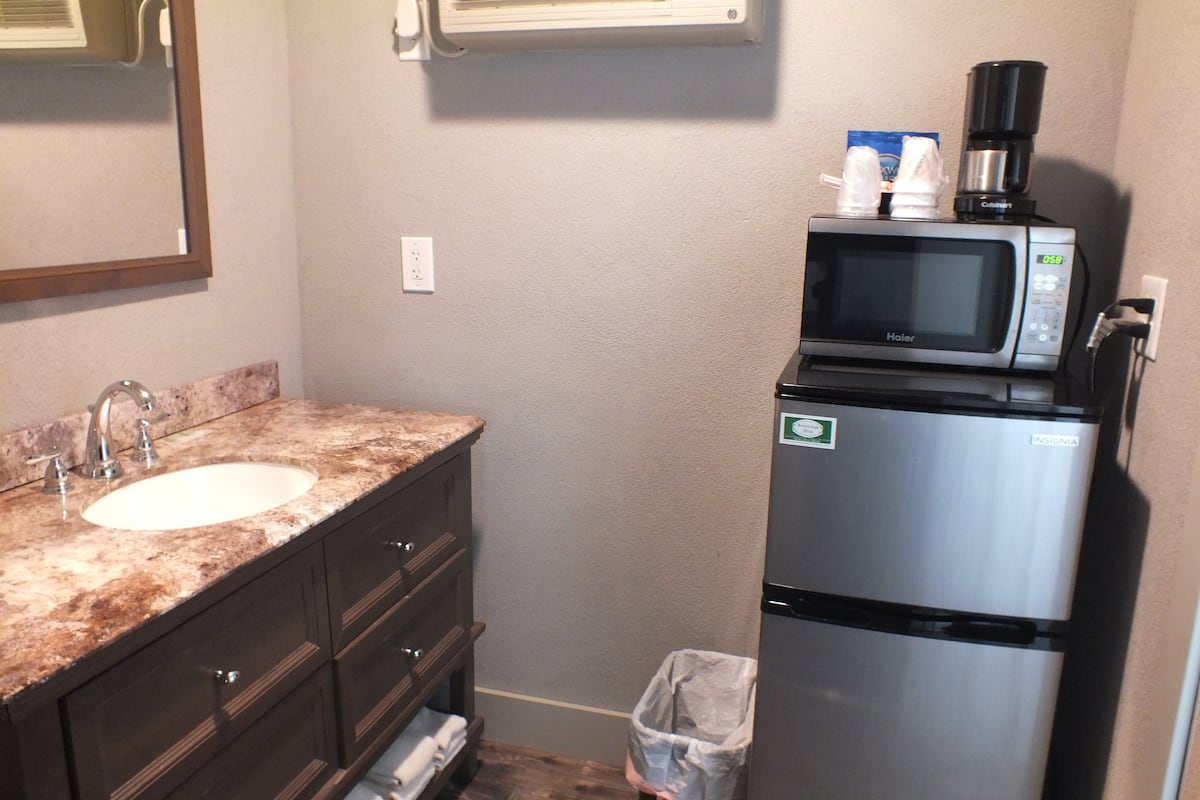 standard room, 1 king bed, non smoking | bathroom sink