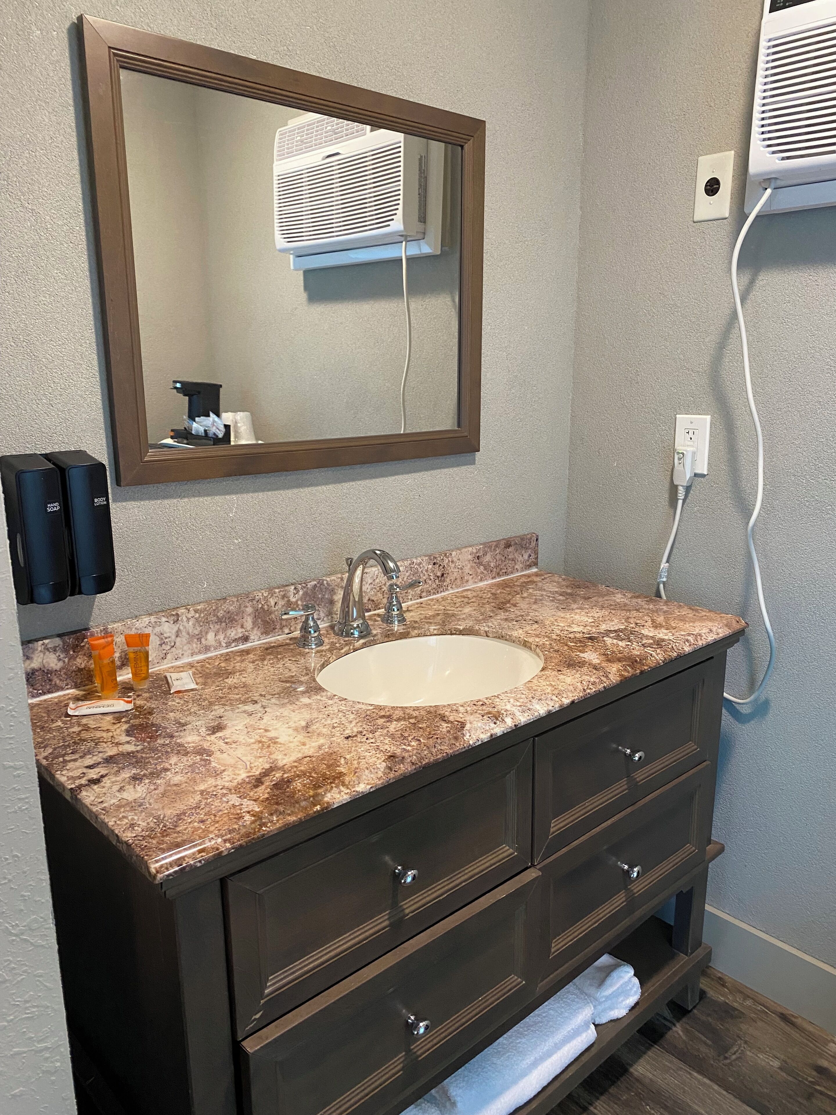 standard room, 1 king bed, non smoking | bathroom | free toiletries, hair dryer, towels