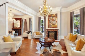 Casa, várias camas (Whitfield Square) | Área de estar | TV de tela plana