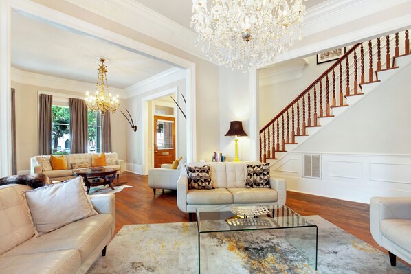 Casa, várias camas (Whitfield Square) | Área de estar | TV de tela plana