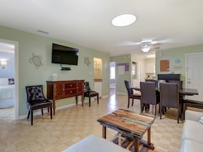 Casa, varias camas (Tybee Exposure) | Sala de estar
