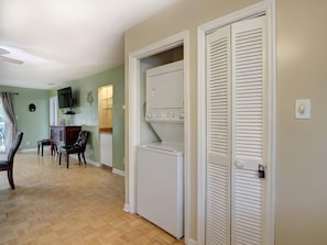 Casa, varias camas (Tybee Exposure) | 2 dormitorios, tabla de planchar con plancha, ropa de cama