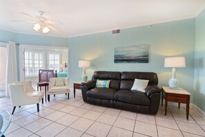 Condo, varias camas (The Desoto) | Sala de estar