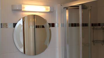 Double Room with Private Bathroom | Bathroom | Rainfall showerhead, free toiletries, towels