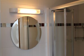 雙人房 | 浴室 | 雨淋花灑、免費梳洗用品、提供毛巾