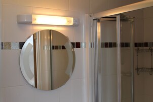 Cabezal de ducha tipo lluvia, artículos de tocador gratuitos, toallas