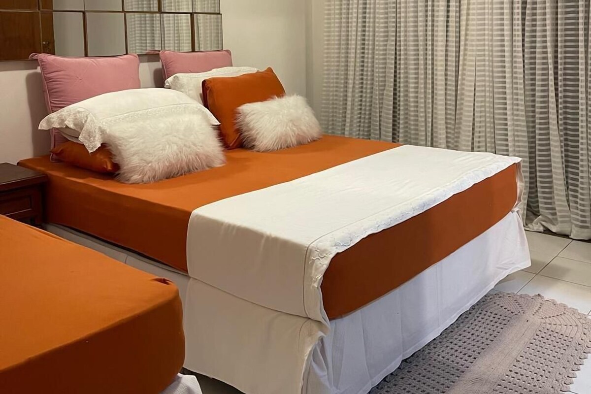Familien-Vierbettzimmer | Minibar, Verdunkelungsvorhänge, kostenloses WLAN, Bettwäsche