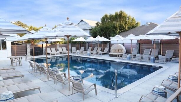 Appartement, 2 queensize bedden (South Beach Retreat) | Zwembad | Een buitenzwembad