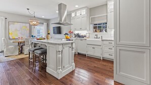 House, Multiple Beds (Southern Belle) | Private kitchen | Microwave, oven, cookware/dishes/utensils - Southern Belle (Savannah)