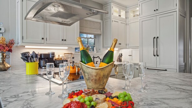 House, Multiple Beds (Southern Belle) | Private kitchen | Microwave, oven, cookware/dishes/utensils - Southern Belle (Savannah)