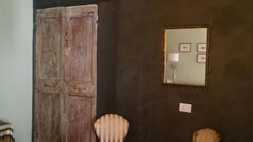 Bureau, fer et planche Ă repasser, Wi-Fi gratuit, draps fournis