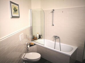 Single Room, Shared Bathroom | Bathroom | Combined shower/tub, deep soaking tub, free toiletries, hair dryer - B&B Lavagna Uno (Genoa)