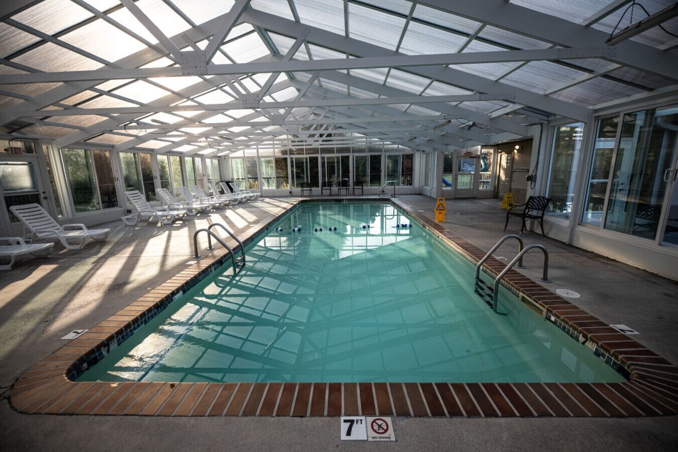 室内游泳池，恒温泳池