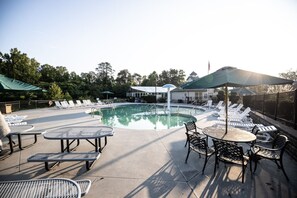 من حمّامات السباحة المغطاة، حمّام سباحة مُدفَّأ