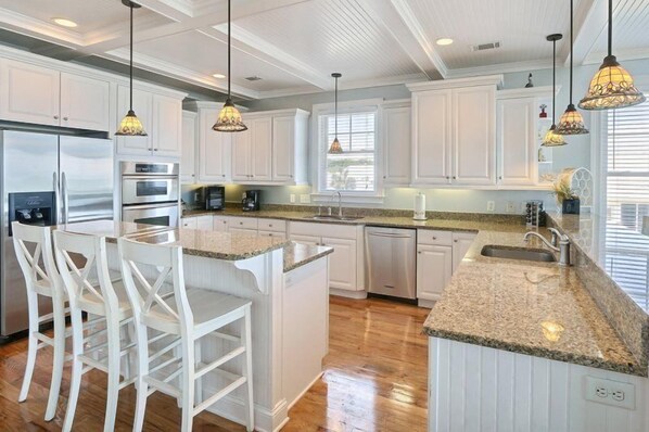 House, Multiple Beds (Queen Bee) | Private kitchen - Queen Bee (Tybee Island)