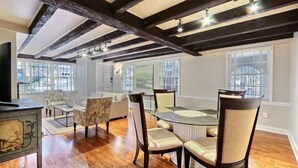 Casa, 1 cama King (Orleans Square) | Sala de estar