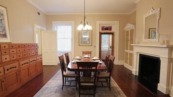 Rumah, Beberapa Tempat Tidur (Oglethorpe Estate) | Dapur pribadi | Microwave dan peralatan masak/sendok-piring