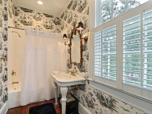 Bathroom - Mint Julep Estate (Savannah)