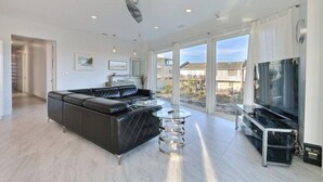 Living area - Ocean View Modern (Tybee Island)