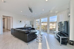 Televisión de pantalla plana y libros