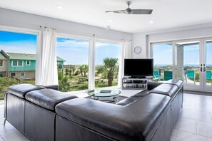 Flat-screen TV, books - Ocean View Modern (Tybee Island)