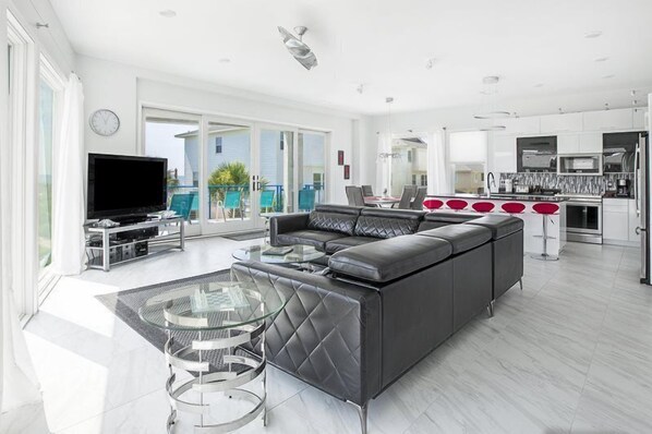 Televisión de pantalla plana y libros