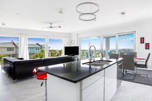 Televisión de pantalla plana y libros