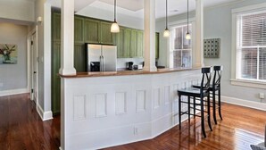 Departamento, varias camas (Lafayette Row Unit 2) | Cocina privada | Utensilios de cocina 